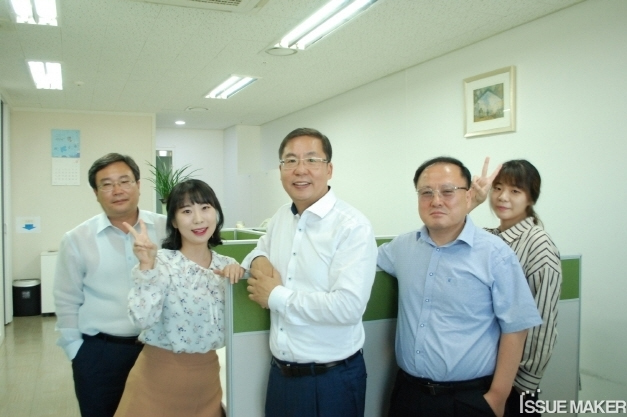 왼쪽부터 지영택 본부장, 김민정 대리, 신호철 대표이사, 김영득 이사, 임은아 과장
